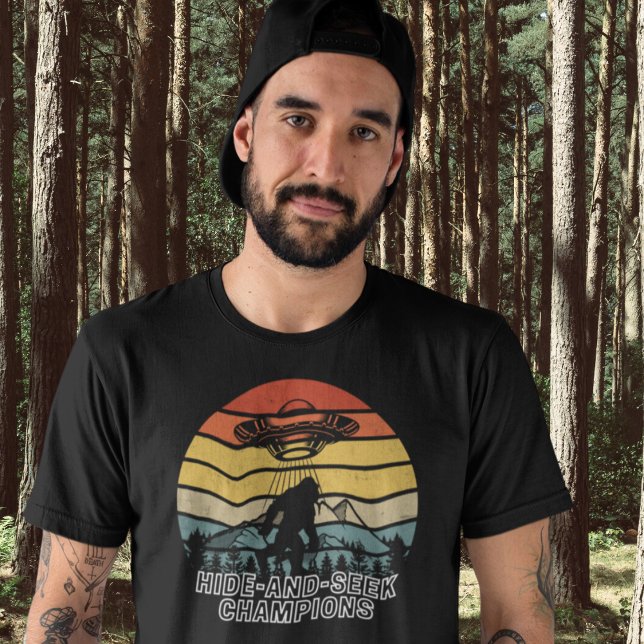 Funny Big Foot Außerirdischen verbergen und suchen T-Shirt (Von Creator hochgeladen)