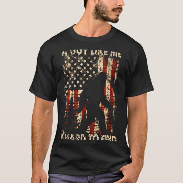 Funny Bigfoot A Guy Like Me Is Hard To Forest Find T-Shirt (Vorderseite)