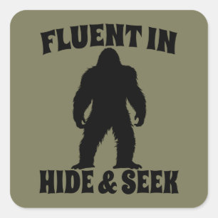 Funny Bigfoot - fließend in Verborgen und Suchen Quadratischer Aufkleber