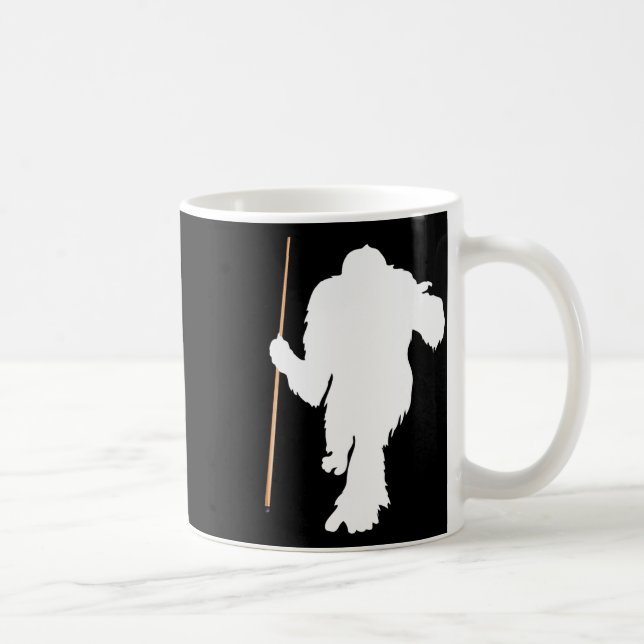 Funny Bigfoot Holding Pool Stick Billard Sasquat Kaffeetasse (Rechts)