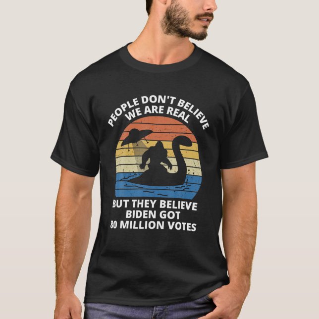 Funny Bigfoot mit Loch Ness Monster Anti Joe Bide T-Shirt (Vorderseite)