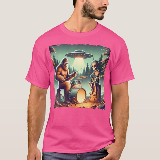 Funny Bigfoot mit Trommeln und Alien spielen Elect T-Shirt (Vorderseite)