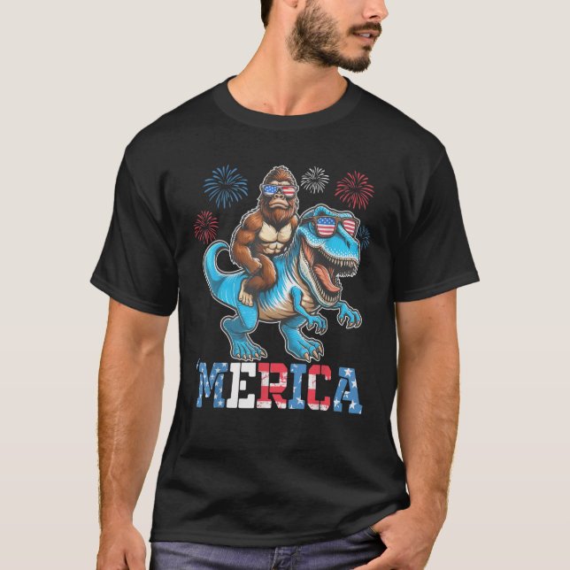 Funny Bigfoot Riding Dinosaur Merica Feuerwerk 4. T-Shirt (Vorderseite)