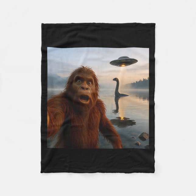 Funny Bigfoot Selfie With Loch Ness Monster And Uf Fleecedecke (Vorderseite)