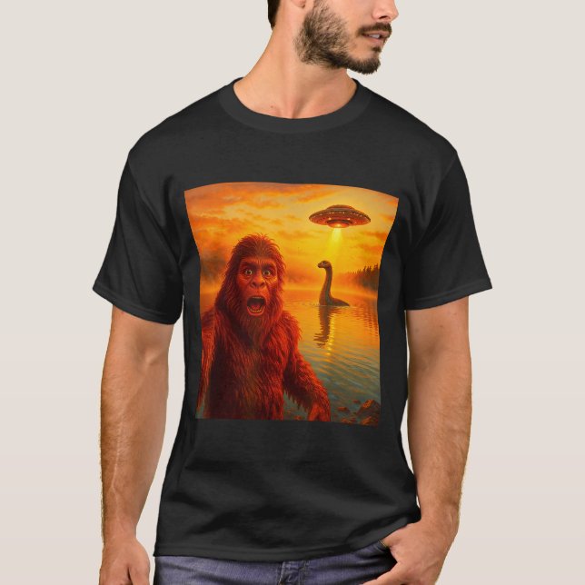 Funny Bigfoot Selfie With Loch Ness Monster And Uf T-Shirt (Vorderseite)