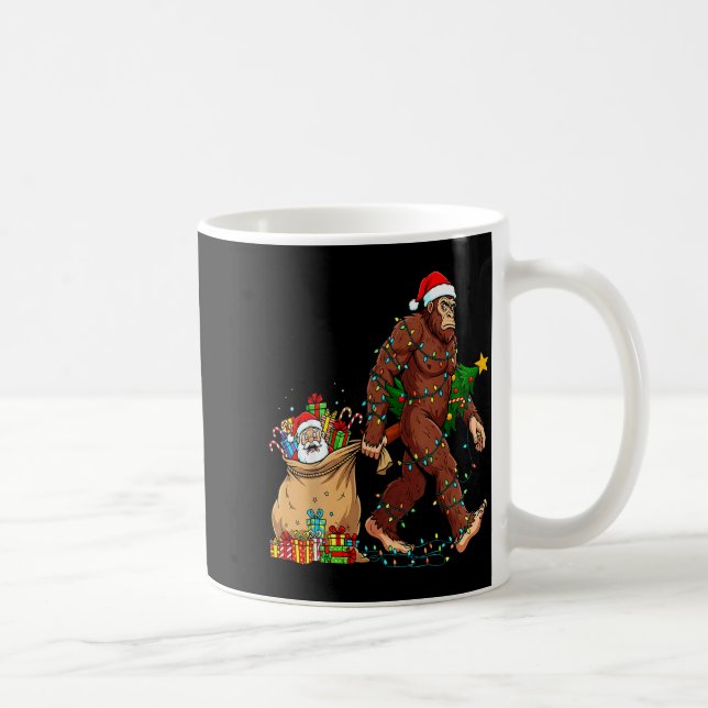 Funny Bigfoot Steals Santa &amp; Xmas Tree - Chris Kaffeetasse (Rechts)