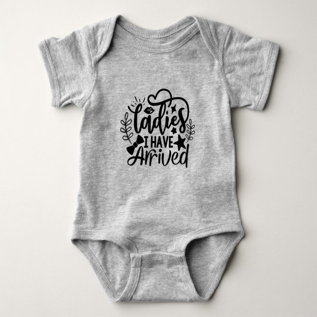 Funny Birth Announcement Typografy Baby Strampler (Vorderseite)