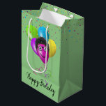 Funny Birthday Balloon Face on Green Mittlere Geschenktüte<br><div class="desc">Farbenfrohe Konfetti- und Geburtstagsballons mit kinkigem Haar und Gläsern auf grünem Hintergrund. Die Hintergrundfarbe kann geändert werden.</div>