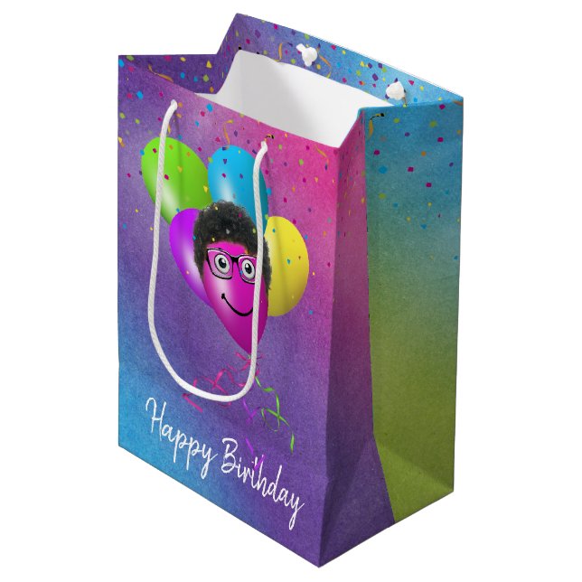 Funny Birthday Balloon Face on Rainbow Mittlere Geschenktüte (Vorderseite Schrägansicht)