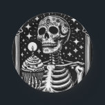 Funny Birthday Gothic Tarot Pappteller<br><div class="desc">Teller auf der Geburtstagsfeier im Stil einer Tarot-Karte mit Skelett und Geburtstagskuchen und Kerze. Eine lustige,  kühn gotische okkultistische Atmosphäre für Ihr Party.</div>