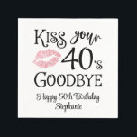 Funny Birthday Kiss Your Decke Auf Wiedersehen Maß Serviette<br><div class="desc">Der sonnige Geburtstag Kiss Your Decade Goodbye Custom Party Paper Napkins. Feiern Sie einen Geburtstag, der ein neues Jahrzehnt beginnt mit diesen lustigen Party-Servietten mit einem bearbeitbaren zeitgenössischen Typografie-Design für das Sprichwort KISS YOUR DECADE GOODBYE (das Beispiel zeigt 40er) und personalisiert mit Ihrem eigenen Text. ÄNDERUNGEN: Der personalisierte Text Schriftart...</div>