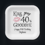 Funny Birthday Kiss Your Decke Auf Wiedersehen Pappteller<br><div class="desc">Der sonnige Geburtstag Küsst Deine Dekade Goodbye Paper Teller. Feiern Sie einen Geburtstag, der ein neues Jahrzehnt beginnt mit diesen lustigen Party-Servietten mit einem bearbeitbaren Jahrzehnt modernen Typografie-Design für das Sprichwort KISS YOUR DECADE GOODBYE (das Beispiel zeigt 40 für einen 50. Geburtstag) und personalisiert mit Ihrem eigenen Text. ÄNDERUNGEN: Der...</div>