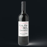 Funny Birthday Kiss Your Decke Auf Wiedersehen Weinetikett<br><div class="desc">Der sonnige Geburtstag Küsst Dein Dekade Goodbye Wein Label. Feiern Sie einen Geburtstag mit lustigen, personalisierten Weinetiketten, die ein modernes typografisches Design für das Sprichwort KISS YOUR DECADE GOODBYE (das Beispiel zeigt 40er für einen 50. Geburtstag) mit Ihrem eigenen Text anbieten. ÄNDERUNGEN: Der personalisierte Text Schriftart Stil, Farbe, Größe und...</div>