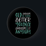 Funny Birthday Zitat alt genug jung genug Button<br><div class="desc">Das ist ein großartiges Geschenk für diejenigen, die Geburtstage feiern, in ihren 20ern oder 30ern. Wie alt bist du? Alt genug, um es besser zu wissen. Jung genug, es trotzdem zu tun. Ein lustiges und humorvolles Zitat, um der Welt lassen, dass man immer noch das coole got. Die Hintergrundfarbe kann...</div>