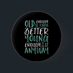 Funny Birthday Zitat alt genug jung genug Button<br><div class="desc">Das ist ein großartiges Geschenk für diejenigen, die Geburtstage feiern, in ihren 20ern oder 30ern. Wie alt bist du? Alt genug, um es besser zu wissen. Jung genug, es trotzdem zu tun. Ein lustiges und humorvolles Zitat, um der Welt lassen, dass man immer noch das coole got. Die Hintergrundfarbe kann...</div>