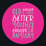 Funny Birthday Zitat alt genug jung genug Runder Aufkleber<br><div class="desc">Das ist ein großartiges Geschenk für diejenigen, die Geburtstage feiern, in ihren 20ern oder 30ern. Wie alt bist du? Alt genug, um es besser zu wissen. Jung genug, es trotzdem zu tun. Ein lustiges und humorvolles Zitat, um der Welt lassen, dass man immer noch das coole got. Die Hintergrundfarbe kann...</div>