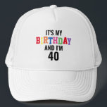 Funny Birthday Zitat Custom Age farbenfroh Truckerkappe<br><div class="desc">Funny Birthday Zitat Custom Age Colorful Trucker Hat wird jeder lachen lassen! Der Hut ist das perfekte Geburtstagsgeschenk für jemanden, der vierzig wird! Es ist auf Weiß entworfen mit hellroter, blauer, grüner, gelber, orangefarbener, lila und rosa Typografie, die besagt: "Es ist mein Geburtstag und ich bin 40" und Sie können...</div>