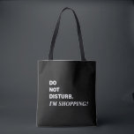 Funny Black and White Sprichwort Totbeutel Tasche<br><div class="desc">Witziges Sprichwort,  nicht stören,  ich kaufe Tote-Tasche. Weiße Schrift auf schwarzem Hintergrund. Offene Oberbänder und schwarze Doppelschultergurte für einfaches Tragen. Eine Übertragung,  die perfekt zum Geburtstag,  Muttertag oder Feiertag ist. Kimberly Brett.</div>