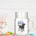 Funny Black Lab Hund Custom Birthday Age and Name Einmachglas<br><div class="desc">Die perfekte Geburtstagsparty für Hundefreunde. Die beiderseits bedruckte Silhouette ist mit einem schwarzen Labrador versehen, der eine Geburtstagsfeier trägt. Füge deinen eigenen Text hinzu - "Happy ??th Birthday" und den Namen des Geburtstags. Niedliches, festliches, lustiges Design für alle, die Hunde Lieben und Geburtstag haben. Begleiter Liebhaber, Kinder, Eltern - fast...</div>
