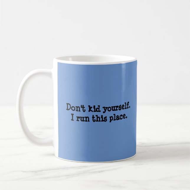 Funny Blue "I run this place" Zitat Kaffeetasse (Links)