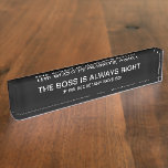 Funny Boss Secretary Desk Name Plate Namensplakette<br><div class="desc">Ein lustiges Schreibtischschild für den Boss oder den Sekretär mit einem humorvollen Sprichwort,  das sicher ein Lächeln in der Zunge in den Wange Büro Humor bringen wird. Eine großartige Führungskraft Geschenk oder Geschenk für die Führungskraft Sekretär.</div>