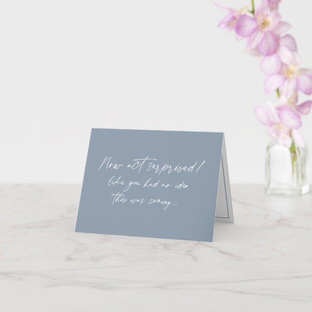 Funny Bridesmaid-Vorschlag, Dusty Blue Modern Scri Karte (Orchidee)