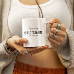 Funny Bridesmaid Vorschlag Name Kaffeetasse<br><div class="desc">Die lustige Brautjungfrau mit ihrem Namen,  dem Titel "BRIDESMAID",  und dem Sprichwort (dem verrückten),  das man ändern kann,  um jede Persönlichkeit der ausgewählten Brautjungfrauen zu Anzug.</div>