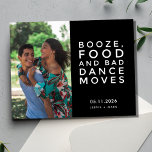 Funny Budget Foto Wedding Save the Date Ankündigungspostkarte<br><div class="desc">Ihre Gäste können sich dem Lächeln nicht widersetzen, wenn sie diese einmalige Save the Date-Karte in der Post erhalten. Es ist der ideale Weg, um ihnen lassen, dass es bei Ihrer Hochzeit um Freude, große Gesellschaft und ein Party geht, an das Sie sich erinnern können. Schwarz-Weiß Typografie Design mit Ihrem...</div>