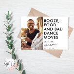 Funny Budget Foto Wedding Save the Date Ankündigungspostkarte<br><div class="desc">Diese Save the Date Postkarten sind für das lustige Paar gedacht, das nicht warten kann, mit seiner Familie und Freunden zu feiern. Kostengünstige Postkarten in einem "Booze, food and bad dance move" Typografie-Design mit Ihrem Foto. Fügen Sie Ihre Daten mit der Vorlage auf der Vorderseite und auf der Rückseite der...</div>