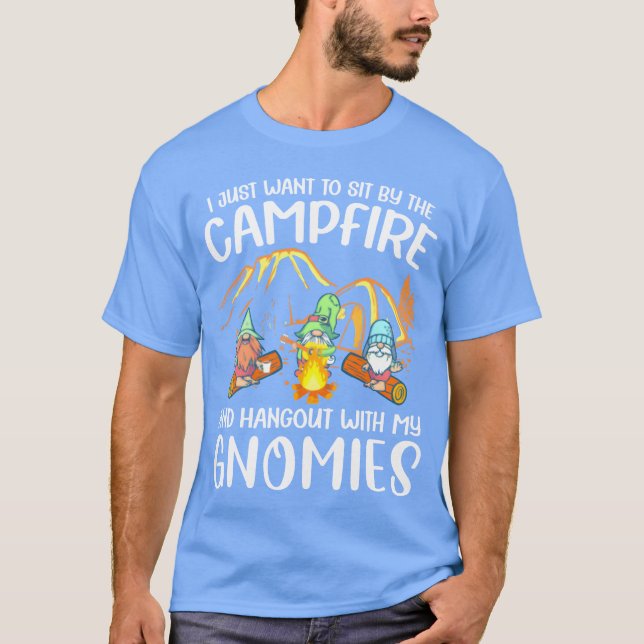 Funny Camping Gnome Hangout With My Gnomies Campfi T-Shirt (Vorderseite)