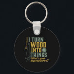 Funny Carpenter Woodworker Ich verwandle Holz in D Schlüsselanhänger<br><div class="desc">Ich verwandle Holz in Dinge. Fantastische Ware für Tischler, Handwerker, Holzfäller, Holzarbeiter, Möbelmacher, Bootsbauer, Typ, die mit Tischlerwerkzeugen arbeiten, Achsen, Hammer, Säge in der Garage, pensionierter Großvater, der immer mit Sägemehl bedeckt ist. Großartiges Geschenk für pensionierten Vater, Großvater. Dieses Vintage Retro-Design ist für Damen, Herren, Jugendliche, Jugendliche, Jugendliche, Jungen, Mädchen,...</div>