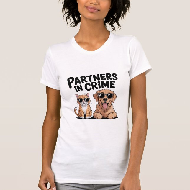 Funny Cat & Dog T-Shirt – “Partners in Crime”  (Vorderseite)