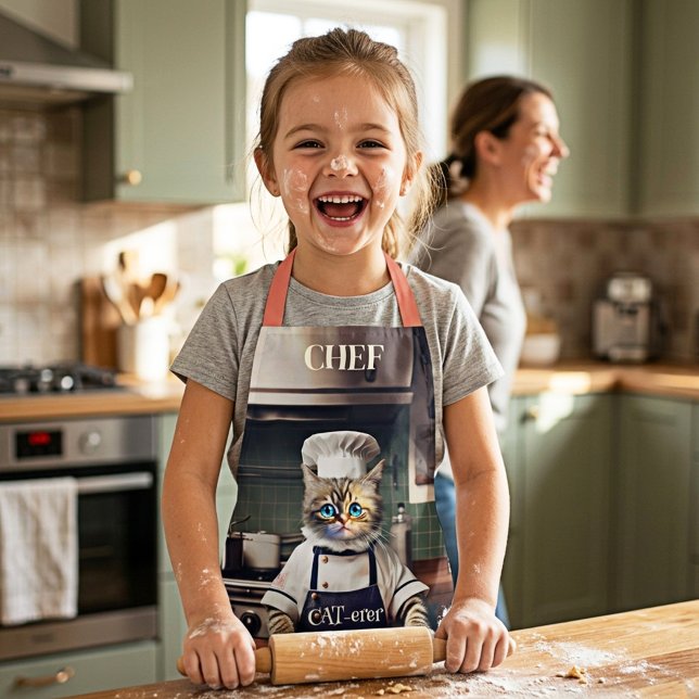 Funny Cat Koch Caterer Niedlich Schürze (A cute chef caterer apron featuring a funny kitty trying to make a mess of the kitchen)