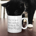 Funny Cat Liebhaber Zitatnamensname Kaffeetasse<br><div class="desc">Ein lustiges Design für Katzenliebhaber mit der humorvollen, felinbezogenen Entschuldigung, My Cat und ich haben beschlossen, heute Abend Bleibe, mit informeller schwarzer Typografie und einer niedlichen Linie zeichnend einer Katze mit Herzmotiven. Ich würde ein tolles Geschenk auch für Ihre Freunde und Familie machen! Einfach personaslie mit dem Namen Ihres Empfängers....</div>