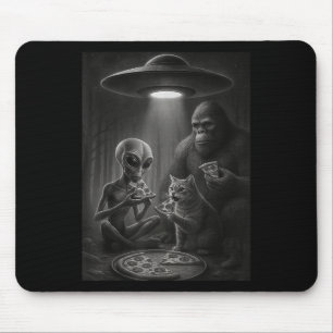 Funny Cat mit Alien und Bigfoot essen Pizza Ufo Mousepad