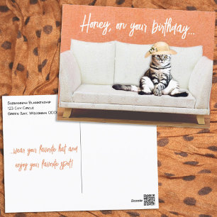 Funny Cat mit einem Sonnenhut auf einem Couch Gebu Postkarte