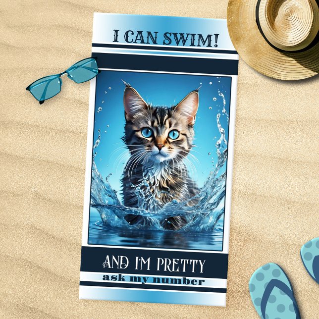 Funny Cat Schwimmen Marine gestreift Strandtuch (Funny cat beach or pool towel featuring a cute kitty swimming in water. With navy blue white stripes)