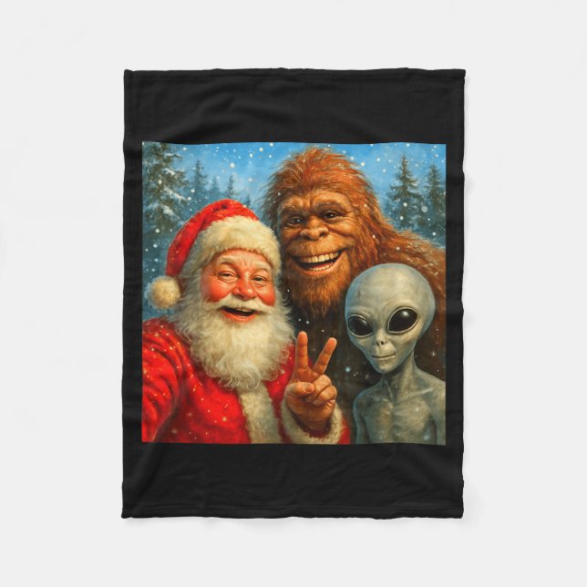Funny Cat Selfie With Santa Claus &amp; Bigfoot Me Fleecedecke (Vorderseite)