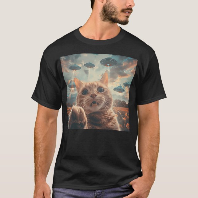 Funny Cat Selfie with UFOs cat meme T-Shirt (Vorderseite)