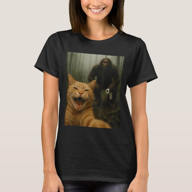 Funny Cat Surprised Happy Selfie With Bigfoot Sasq T-Shirt (Vorderseite)