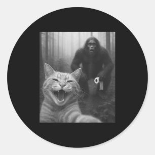 Funny Cat überrascht glücklich Selfie mit Bigfoot  Runder Aufkleber