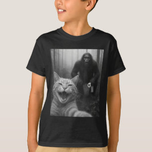 Funny Cat überrascht glücklich Selfie mit Bigfoot  T-Shirt