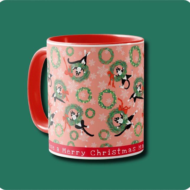 Funny Cat und Weihnachtskranz Tasse (Cute tuxedo cats play in festive Christmas wreaths on poinsettia pink background. Personalize it.)