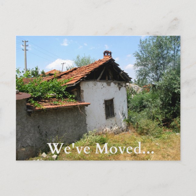 Funny Change Address Card Dilapidated Old House Ankündigungspostkarte (Vorderseite)