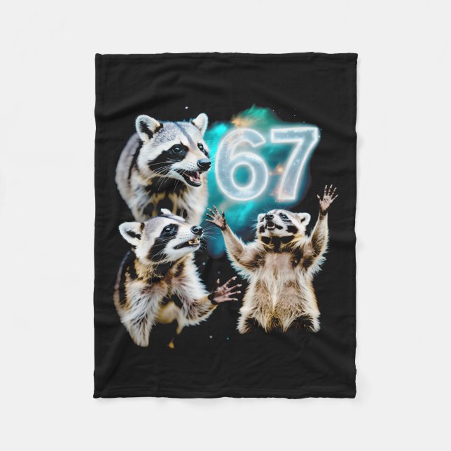 Funny Chaotic Raccoon Howling At 67 Cosmic Six Sev Fleecedecke (Vorderseite)
