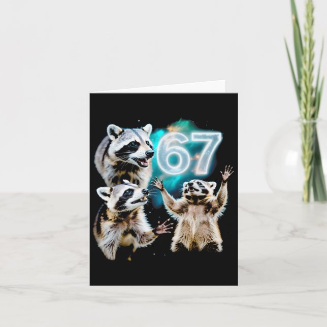 Funny Chaotic Raccoon Howling At 67 Cosmic Six Sev Karte (Vorderseite)