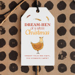Funny Chicken Christmas Puff Geschenkanhänger<br><div class="desc">Diese lustigen Hähnchen Weihnachtsgeschenke sind so süß und albern, dass sie in dieser Feriensaison sicher Lächeln zu Ihrer Familie und Freunden bringen werden! Tag zeigt eine originelle Illustration einer glücklichen Henne mit Text, der den Wortpun "Dream-Hen of a white Christmas" liest. Ideal für Hähnchenliebhaber und diejenigen, die einen tollen Pun...</div>