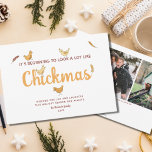 Funny Chicken Christmas Zwei Foto Weihnachtskarte Feiertagskarte<br><div class="desc">Die perfekte lustige Weihnachtskarte für Ihre Liebhaber von Hühnchen, diese alberne Weihnachtsgebäck-Postkarte ist super niedlich und sicher, jemanden zum Lachen zu bringen. Pun sagt: "Es beginnt, sehr wie Chickmas auszusehen" und zeigt niedliche illustrierte Küken, die über den gesamten Text klettern. Laden Sie zwei Fotos der Familie auf die Rückseite hoch!...</div>