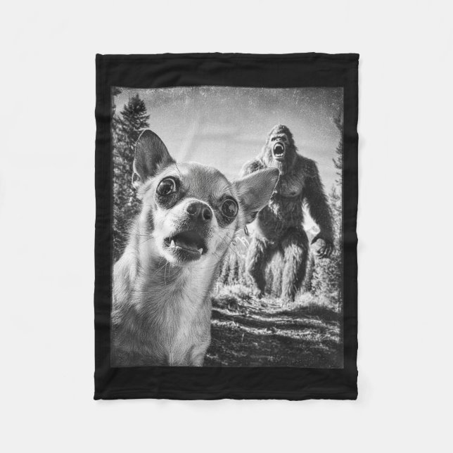 Funny Chihuahua Selfie With Bigfoot Sasquatch Cryp Fleecedecke (Vorderseite)