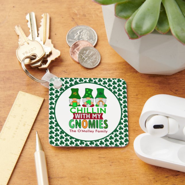 Funny Chillin mit My Gnomies St Patricks Day Schlüsselanhänger (Schreibtisch)